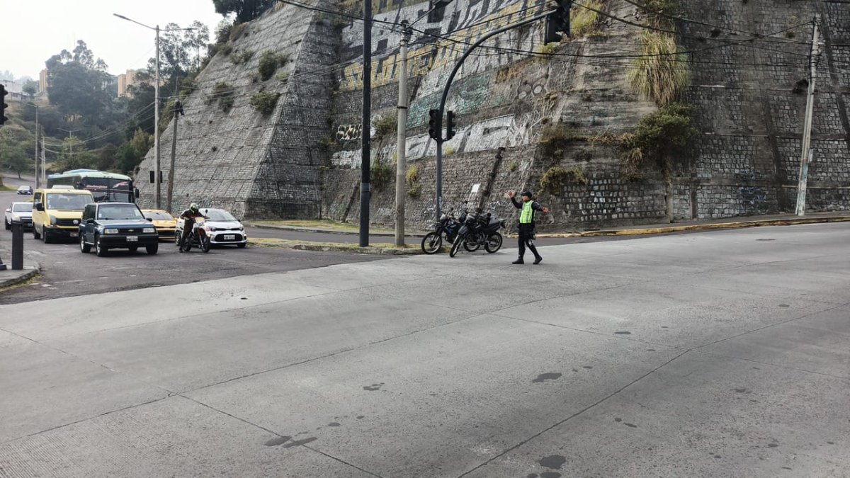 En el sector del Sena, sur de la ciudad, los agentes de tránsito se encuentran gestionando el tránsito