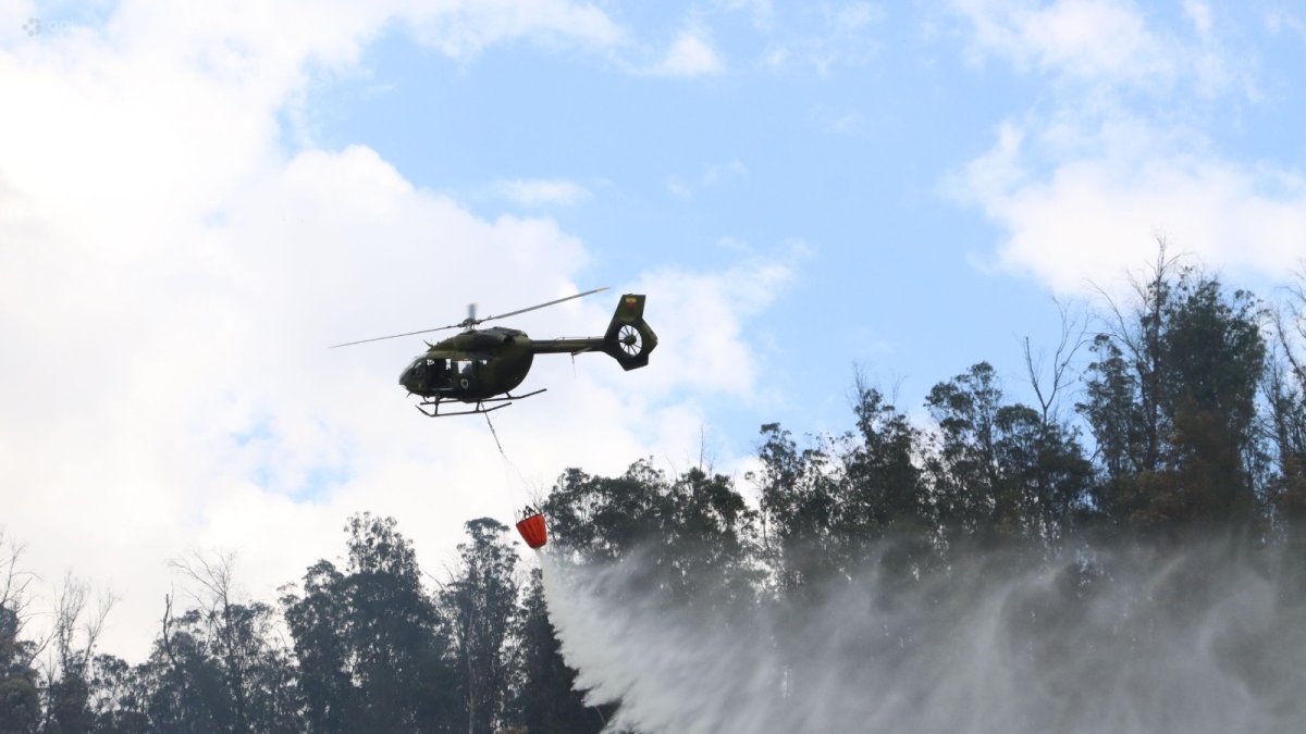 tras cuatro días de incendios en Quito, los Bomberos lograron controlar las llamas