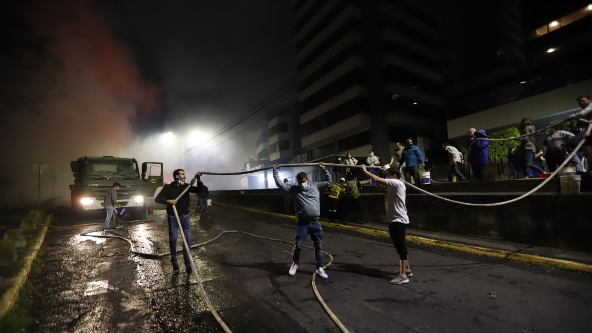 Apoyo. Vecinos combatieron el fuego en la González.