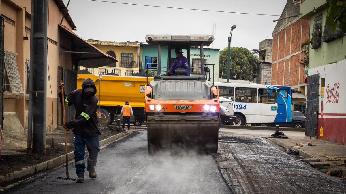 Las labores incluyen mantenimiento del pavimento.