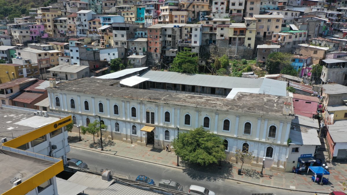 Este edificio funcionó más de cincuenta años, y lleva abandonado casi el mismo tiempo. Está en la calle Julián Coronel.