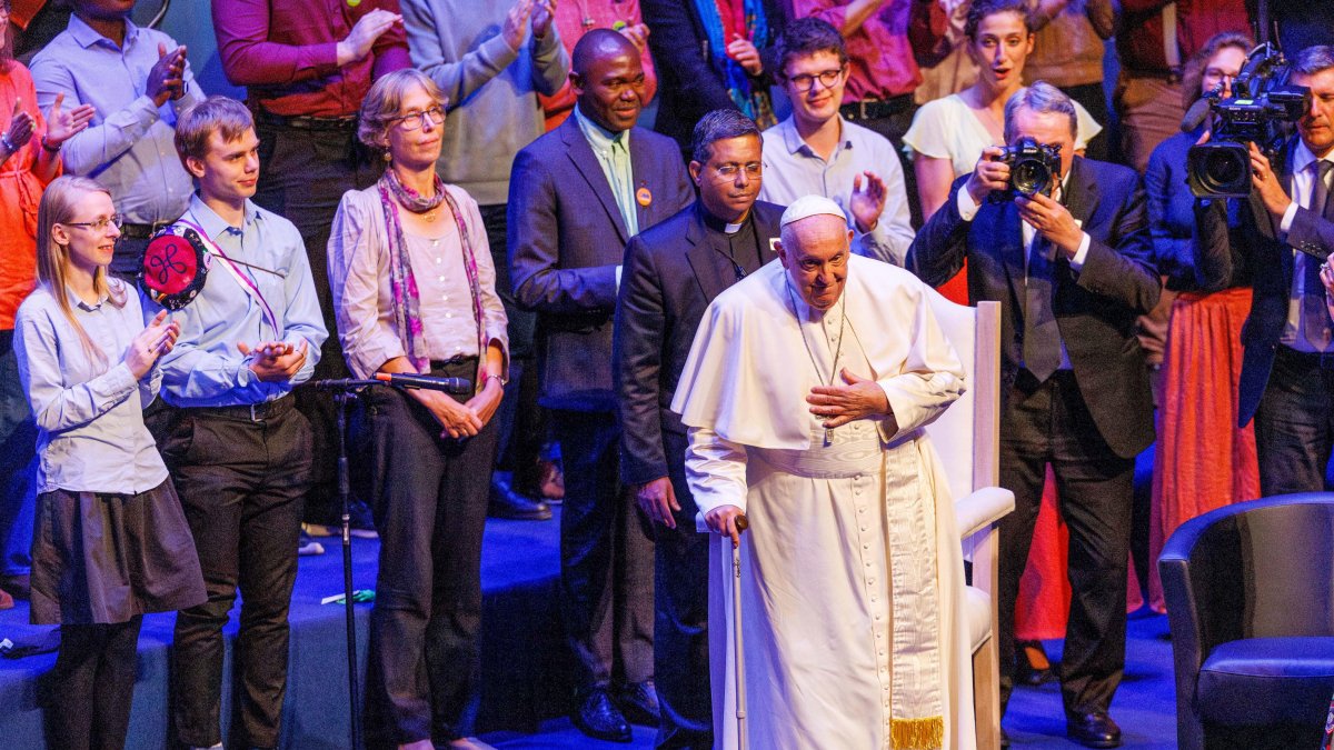 Papa Francisco (C), durante un encuentro con estudiantes de la Universidad Católica francófona de Lovaina (UCLouvain) en Lovaina la Neuve, Bélgica, 28 de septiembre de 2024.