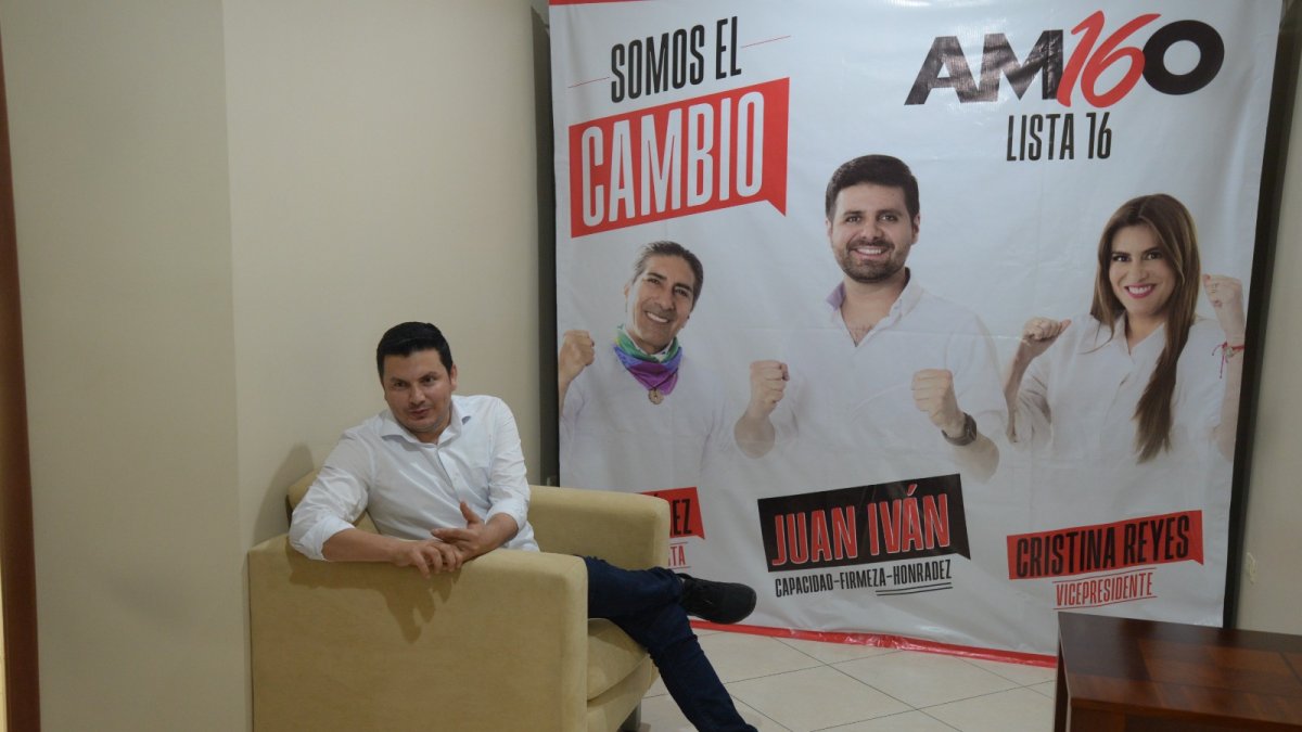 En Guayaquil. Víctor Bravo permanece en la sede de Amigo, donde se reúnen con militantes y llevan a cabo labores administrativas.