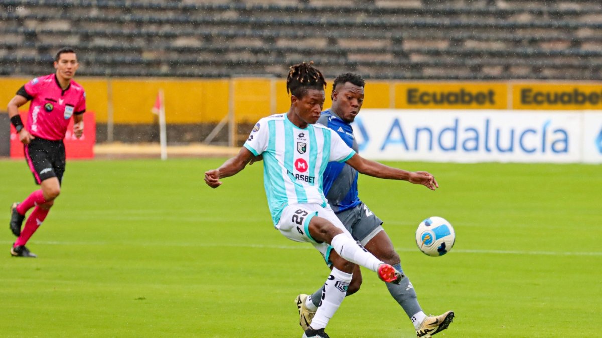 Emelec visitó al Cumbayá en el estadio Atahualpa.