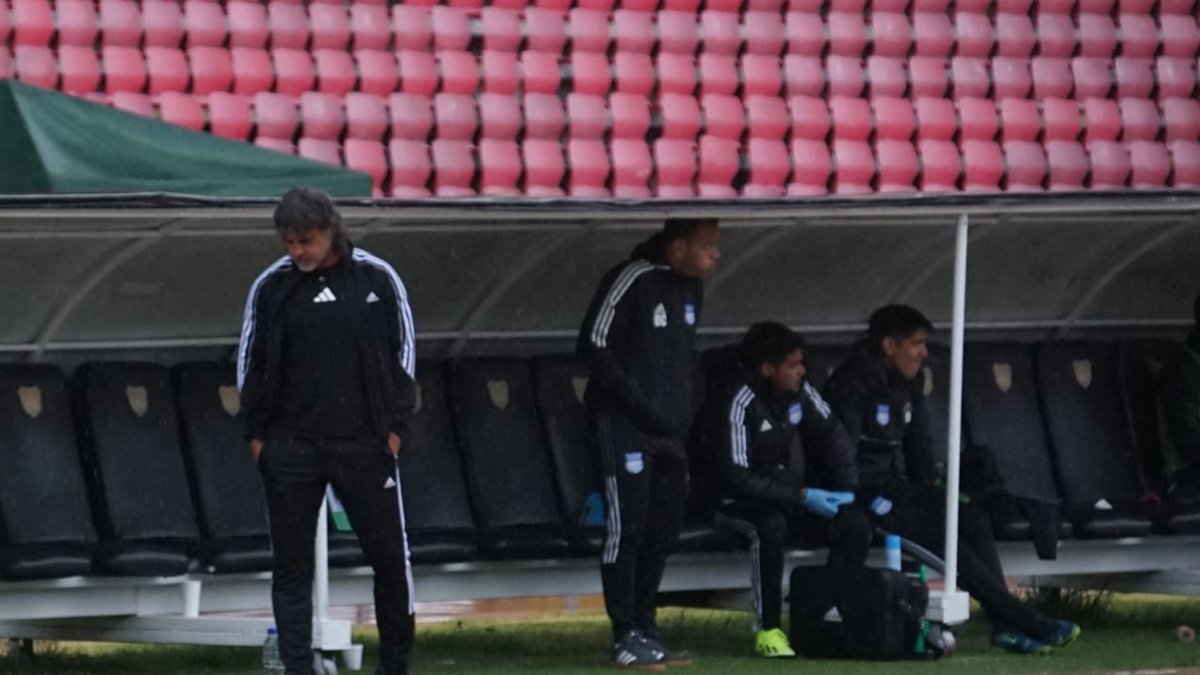 Leonel Álvarez no sabe que hacer, ya no da en Emelec.