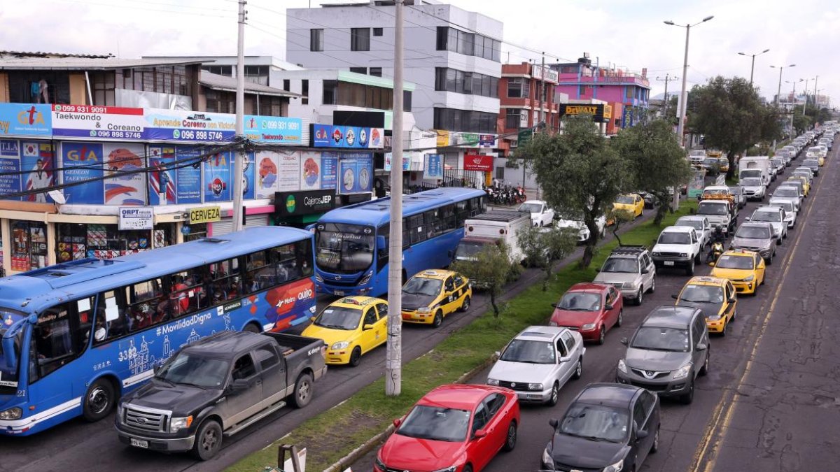 La medida vehicular se mantiene en la capital pese a los apagones.