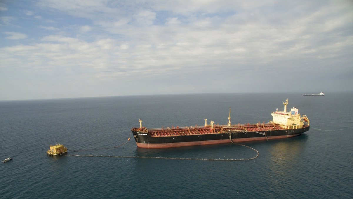 Medios. Embarcación que funciona en una flota de transportación de combustible, como parte de un circuito de aprovisionamiento logístico.