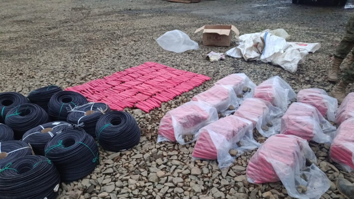 Gran cantidad de elementos explosivos fueron abandonados cerca de una mina de oro en Camilo Ponce Enríquez