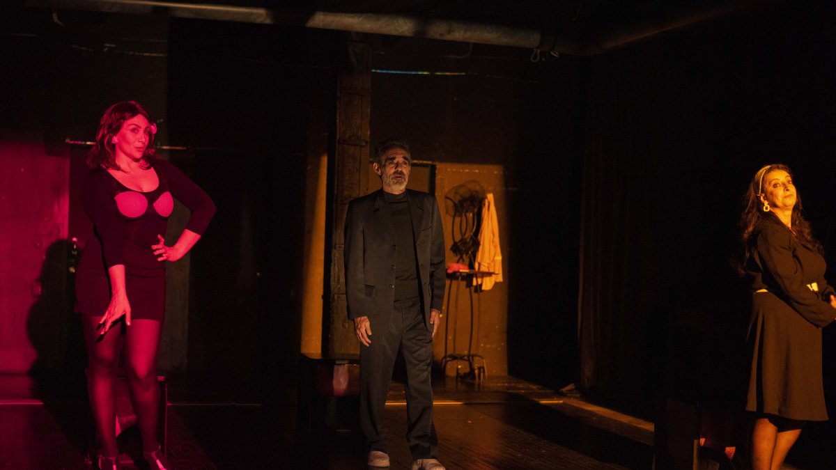 La comedia es protagonizada por Juana Guarderas, Alfredo Espinosa y Antonella Mora.