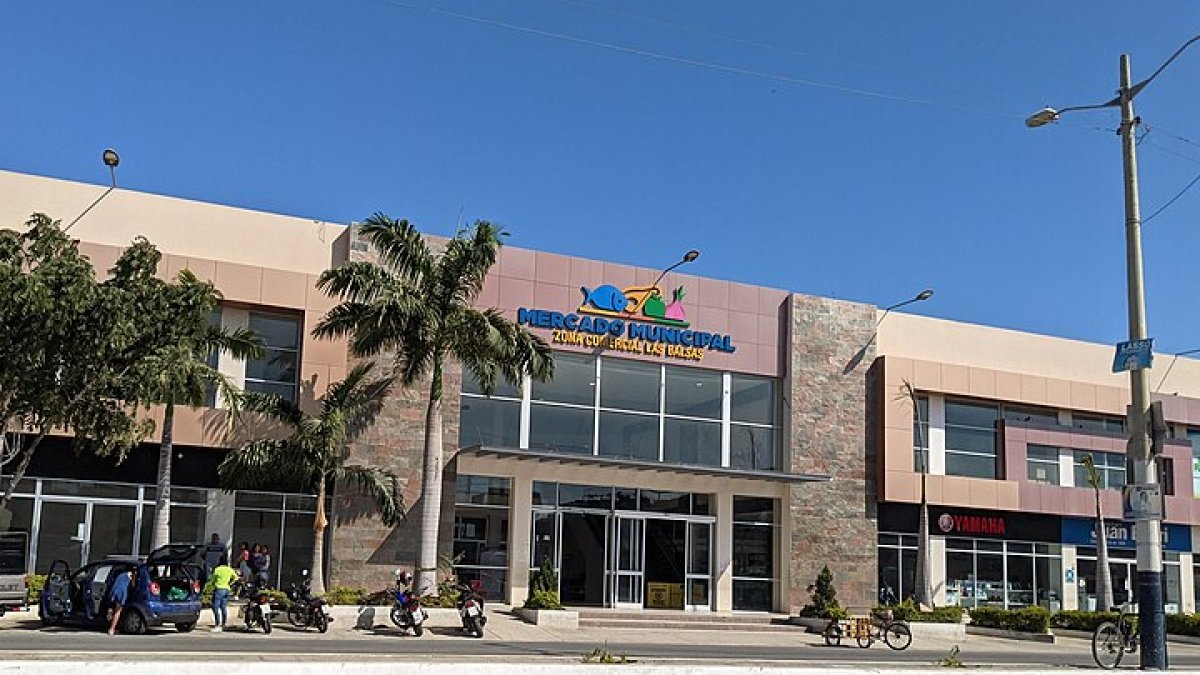Fachada del mercado municipal de Playas, provincia del Guayas. Sus comerciantes piden atenciones para evitar daños en los productos por el corte de luz