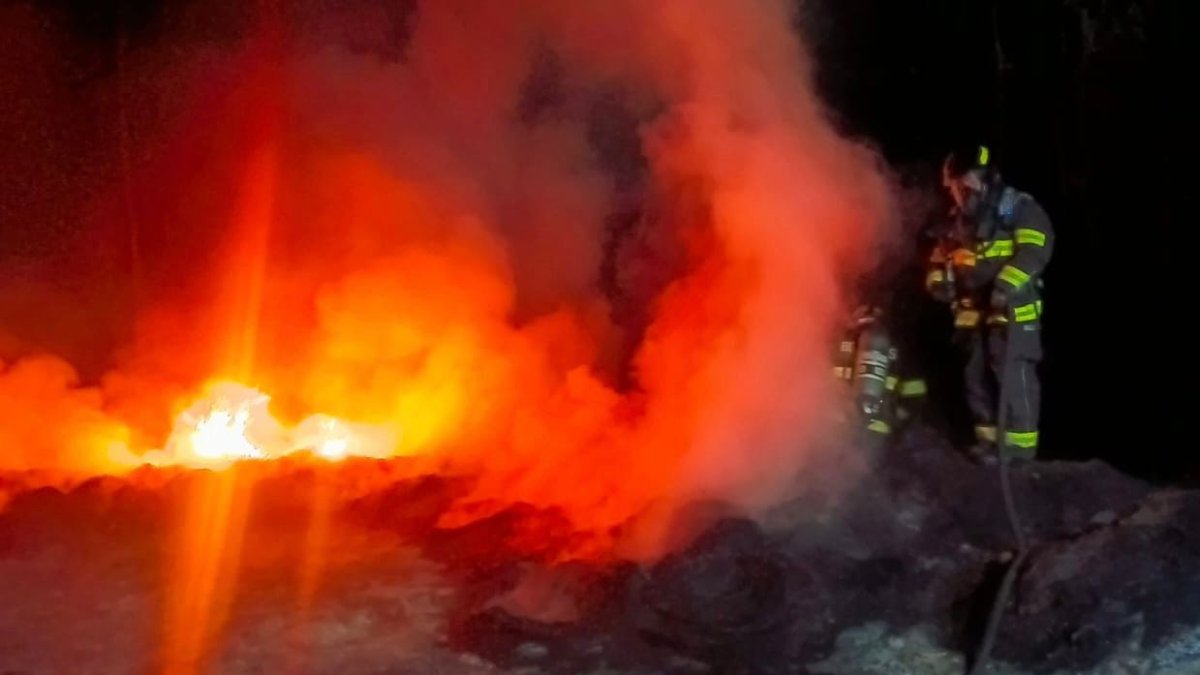 En el sur de Quito, dos personas fueron sancionadas por incendiar más de 60 neumáticos con el objetivo de extraer el alambre