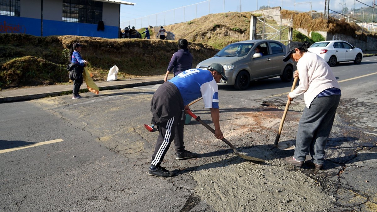 Labor. Los vecinos de cuatro barrios del norte de Quito se unieron para arreglar calles dañadas.