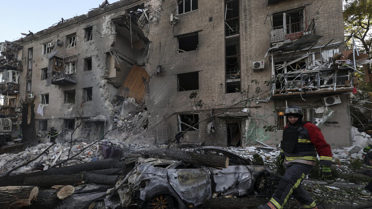 Edificios residenciales fueron afectados por misiles rusos en Zaporiya.