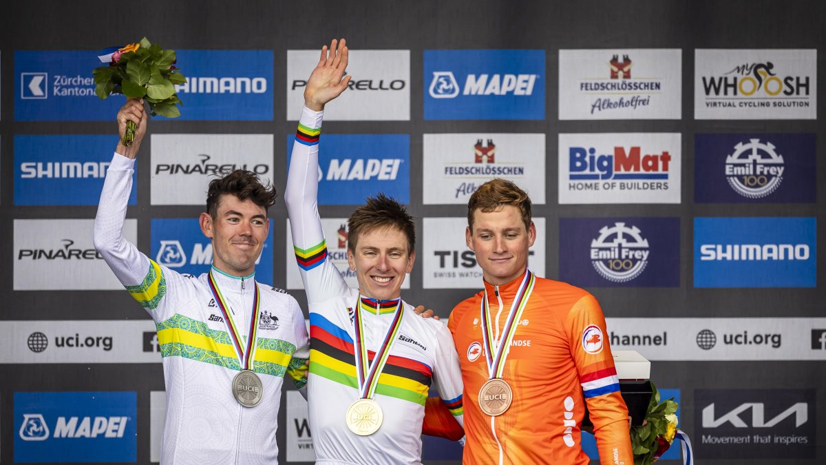 Pogacar (c) coronado como campeón mundial, junto a Ben O’ Connor (i) plata y Mathieu van del Poel, bronce.
