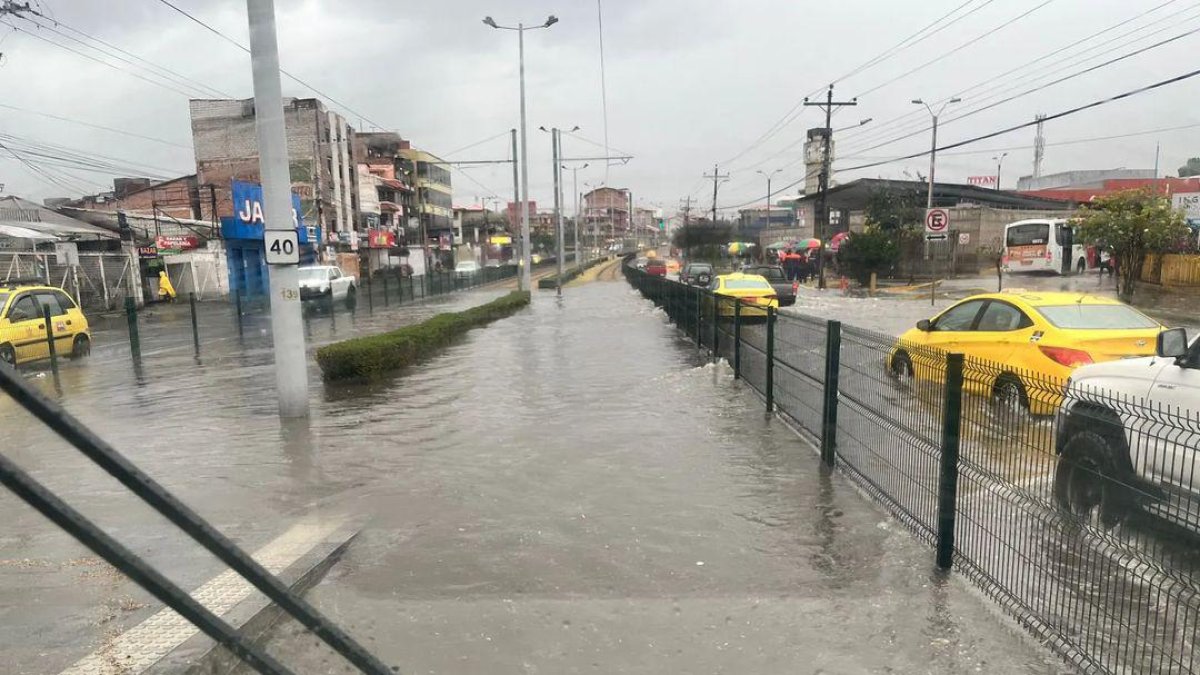 Registro. Calles en Cuenca presentaron gran cantidad de agua y complicó la movilidad.