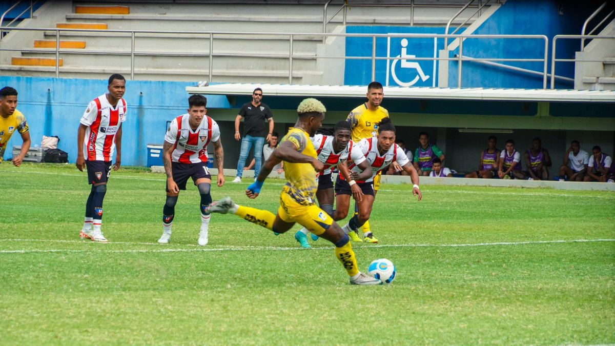 Ricardo Phillips hizo dos penales en su cuenta personal para Delfín