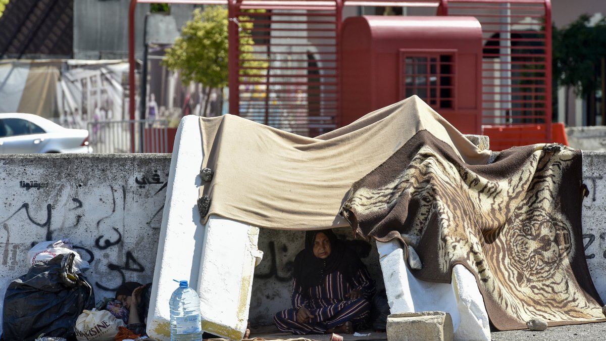 Ciudadanos libaneses improvisan refugios en las calles, porque fueron desplazados tras los bombardeos.