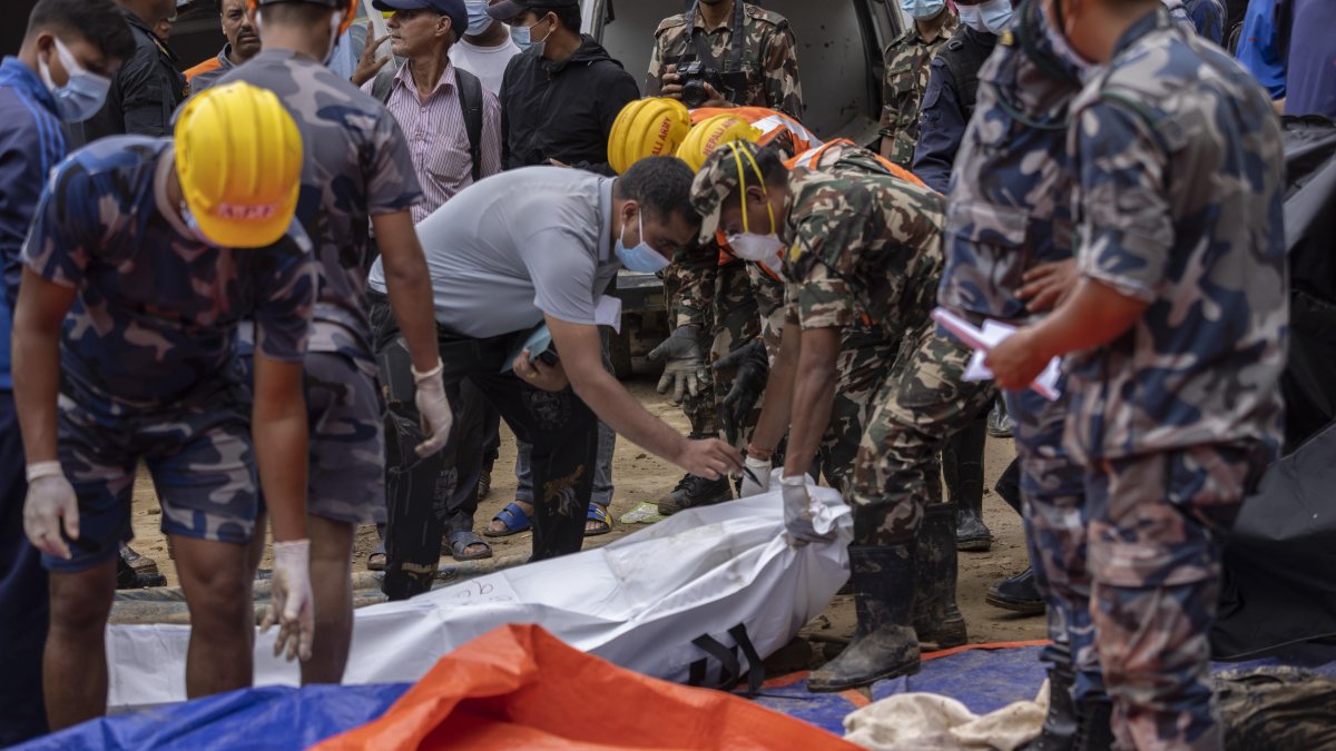 Equipos de rescate intensifican la búsqueda de desaparecidos por deslizamientos.