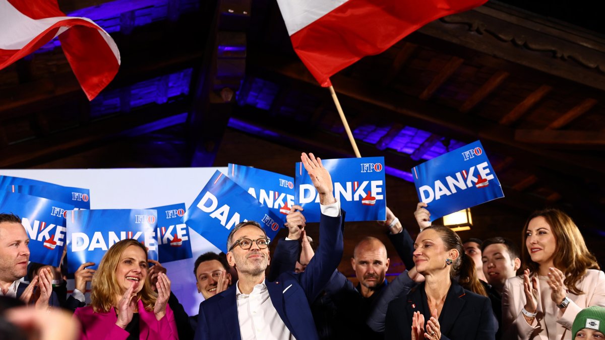 Herbert Kickl, del partido ultraderechista austriaco, celebra con sus seguidores la victoria parlamentaria.
