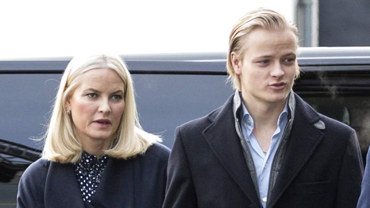 Marius Borg Høiby de Noruega con su madre.