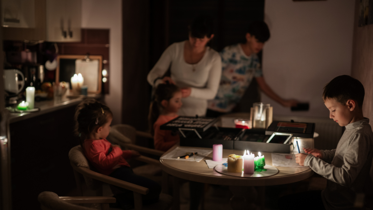 Cuencanos ven alterada sus rutinas ante los perennes cortes de luz.