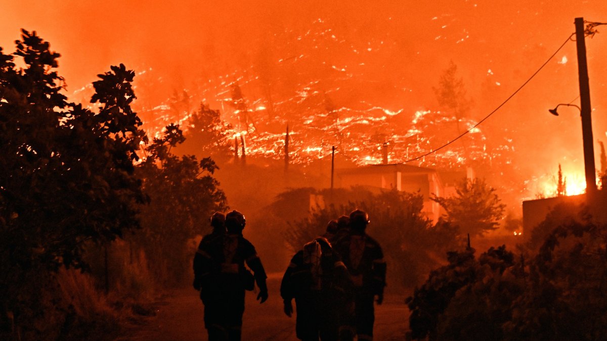 Un equipo de bomberos se dirige al frente durante el incendio forestal en Ano Loutro, cerca de Xylokastro en Corintia, Grecia, el 29 de septiembre de 2024.