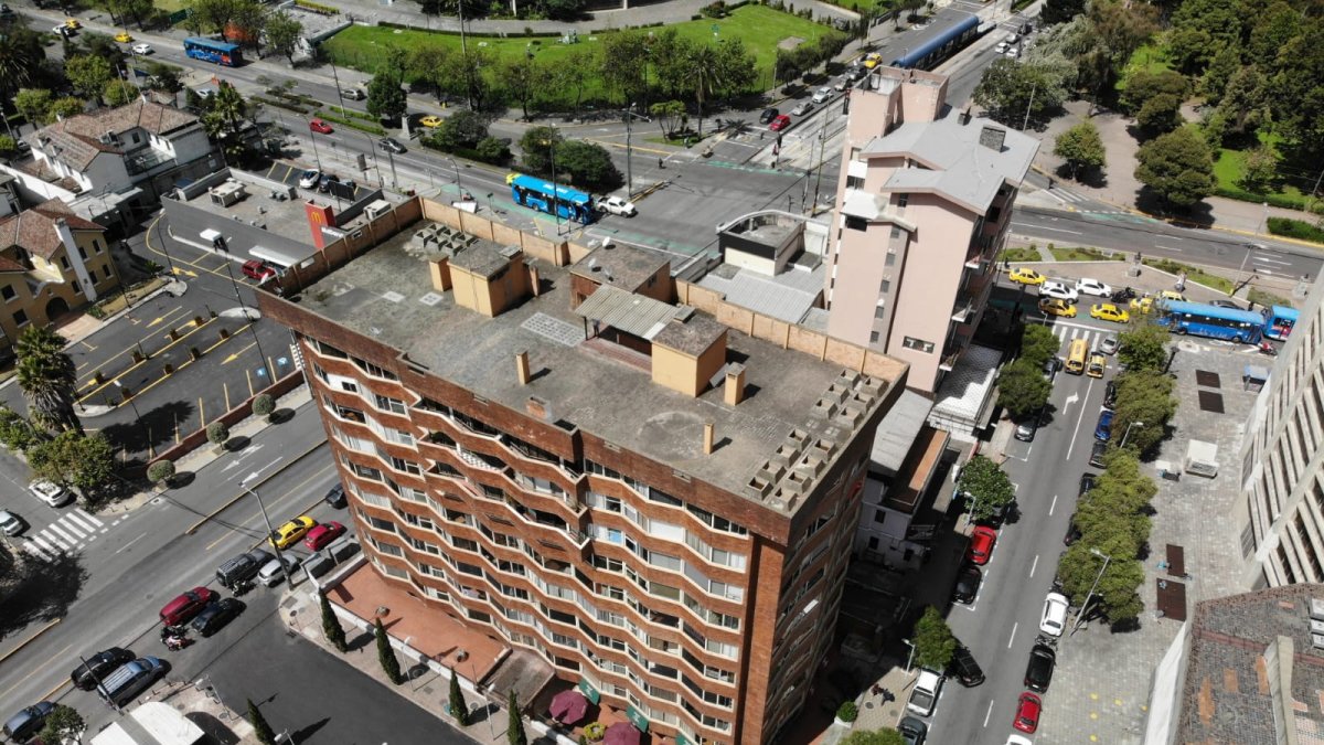 Entre los bienes está el tercer piso del Edificio 6 de Diciembre, en Quito. Incluye
4 parqueos. Su avalúo es de $ 419.091.31.