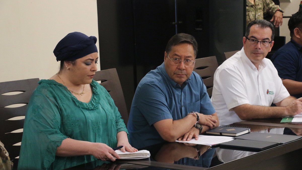 Autoridades bolivianas asisten a un acto donde se declaró este lunes, en Santa Cruz