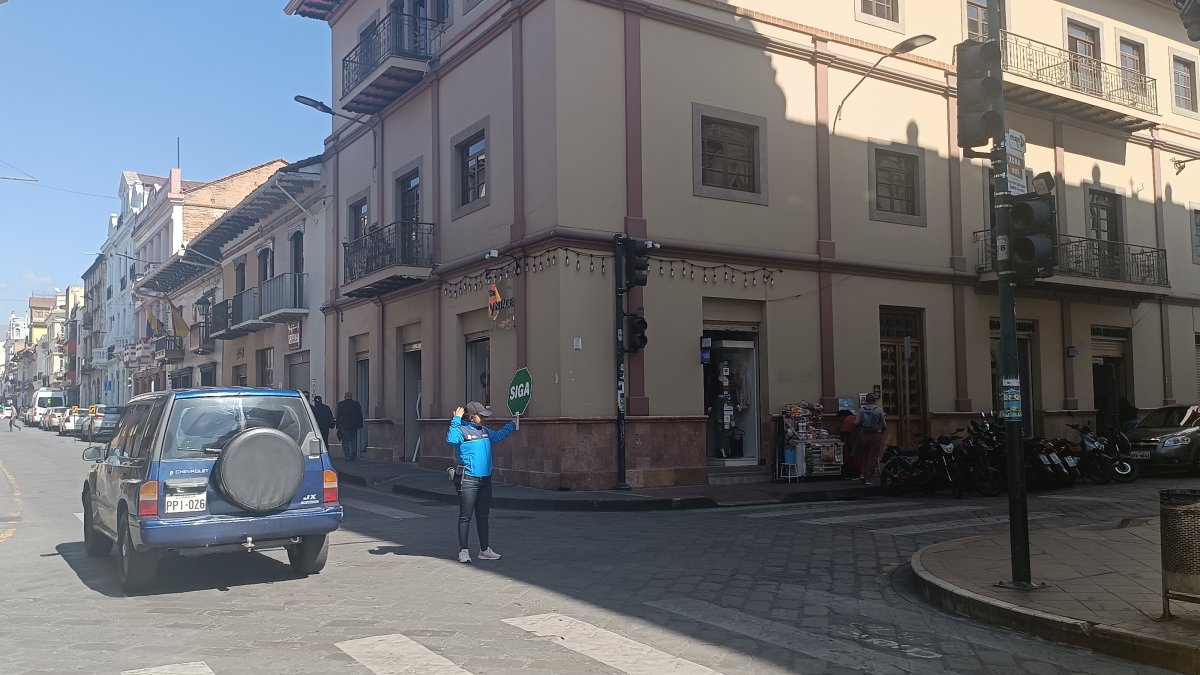 Situación. Esta orden emitida por el Municipio de Cuenca para sumar esfuerzos en la gestión del tránsito durante las horas de los cortes de energía