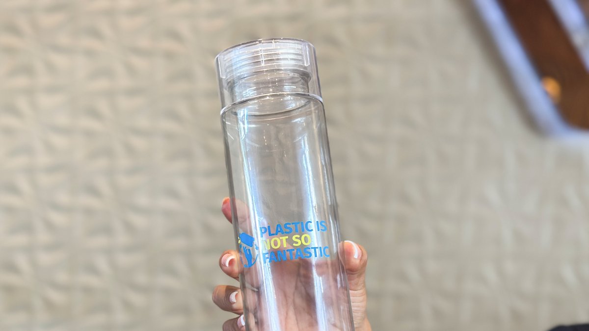 El hotel lleva un año con la eliminación de botellas de plástico.