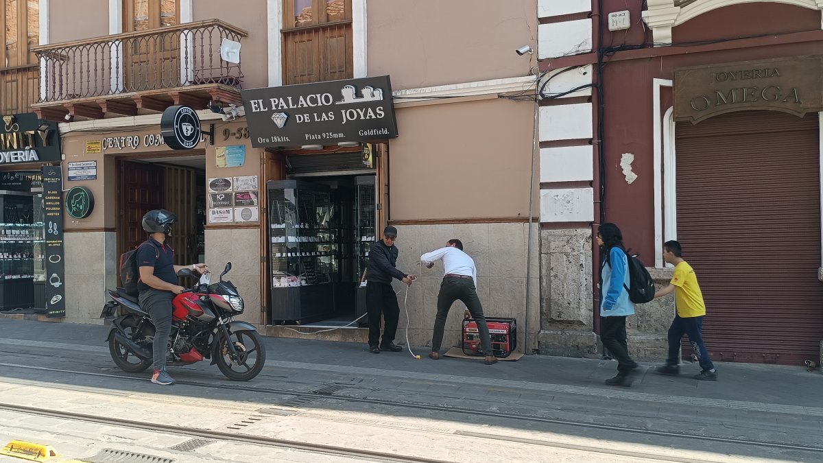 Comercio. En algunos locales del Centro Histórico optaron por adquirir un generador de luz para evitar cerrar durante las horas de los cortes.