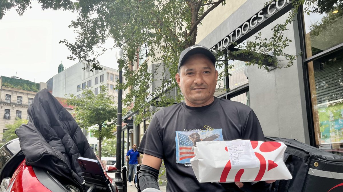 Un migrante venezolano junto a su motocicleta durante una entrevista con EFE, en Washington (Estados Unidos).