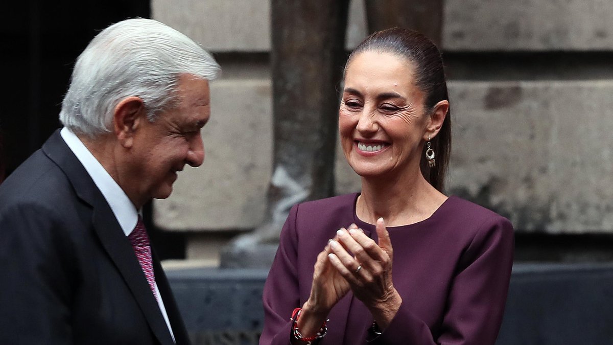 El presidente Andrés Manuel López Obrador, y la presidenta electa, Claudia Sheinbaum, participan en un acto protocolario en la Secretaria de Educación Pública en Ciudad de México (México)