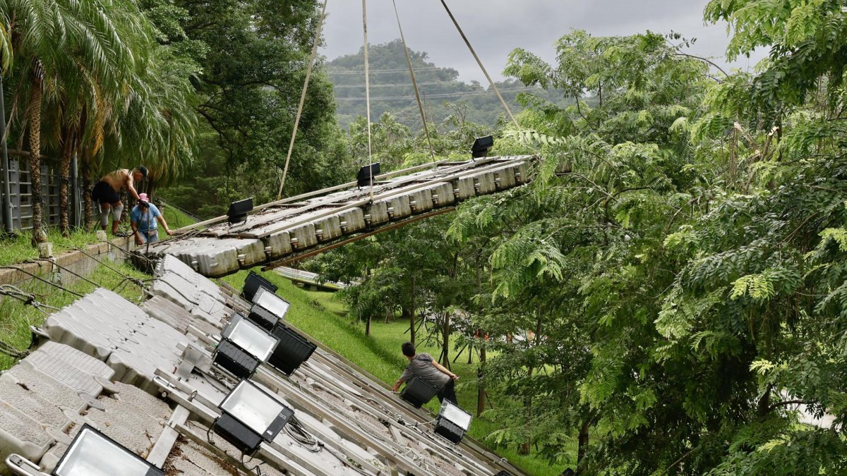 Taipei. Obreros aseguran una plataformas en previsión del tifón.