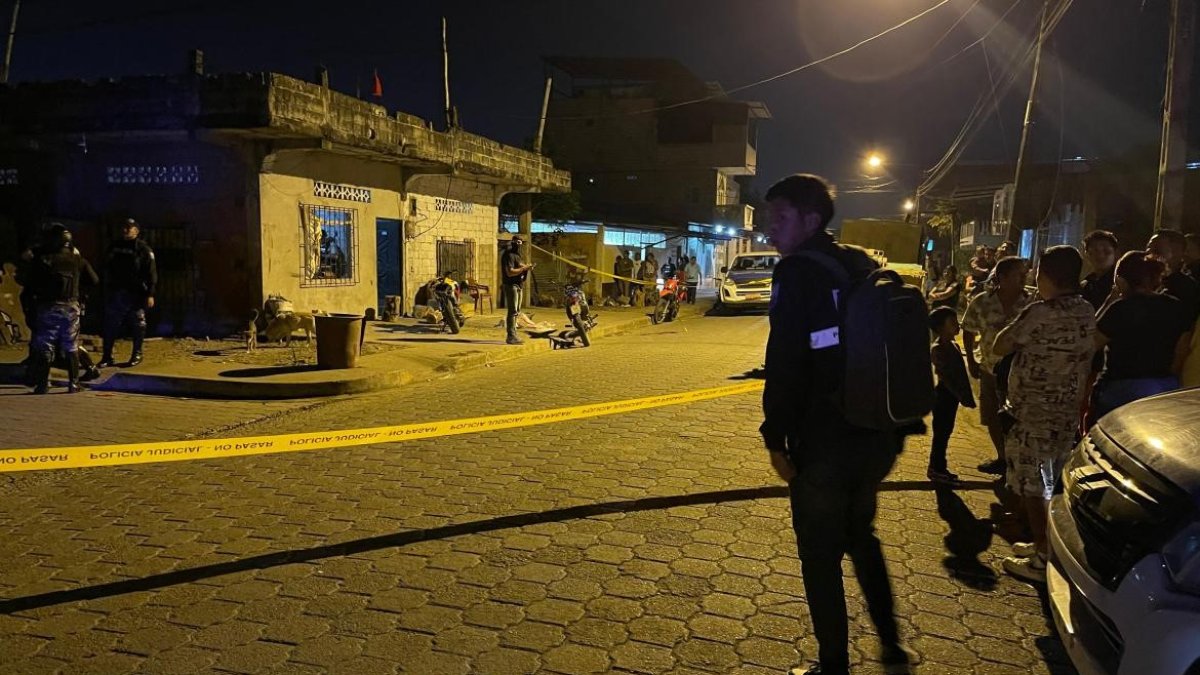 Dos asesinados quedaron en la vía en Naranjal.