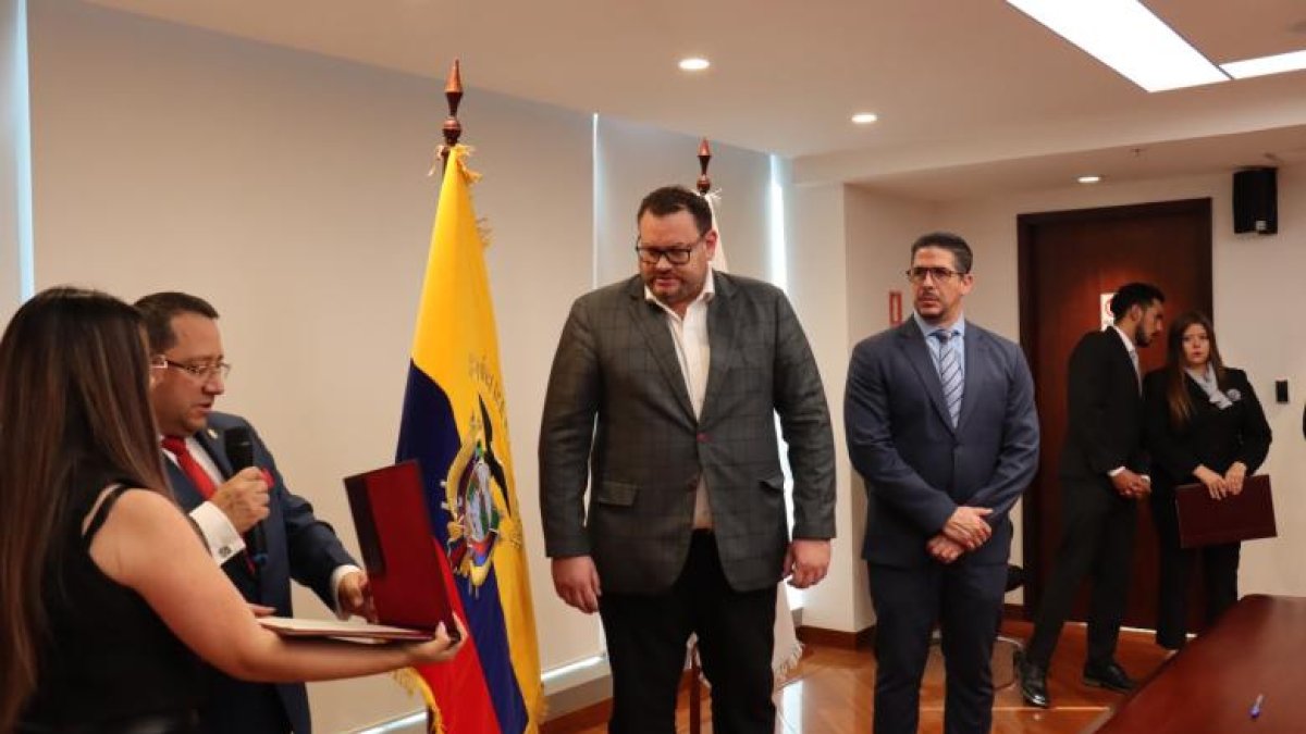 Uno de los delegados del Ejecutivoes Fernando Yávar (centro). 