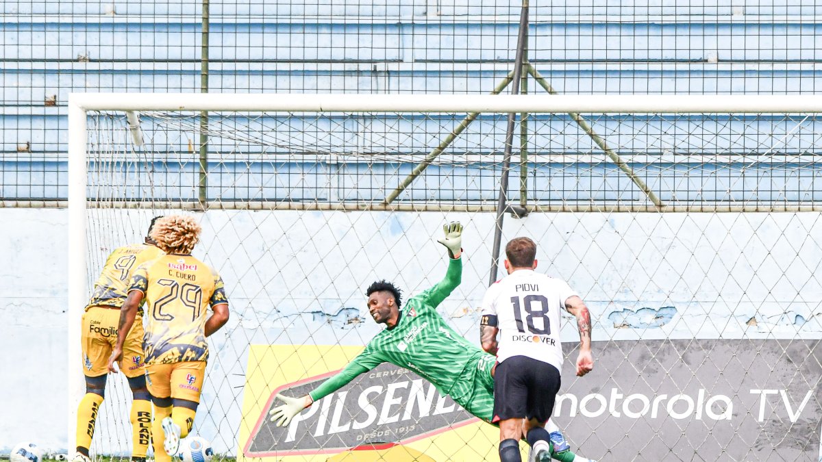 Los jugadores y el cuerpo técnico de Liga de Quito reclamaron por los dos penales que les sancionaron y que dieron forma a la remontada de Delfín.