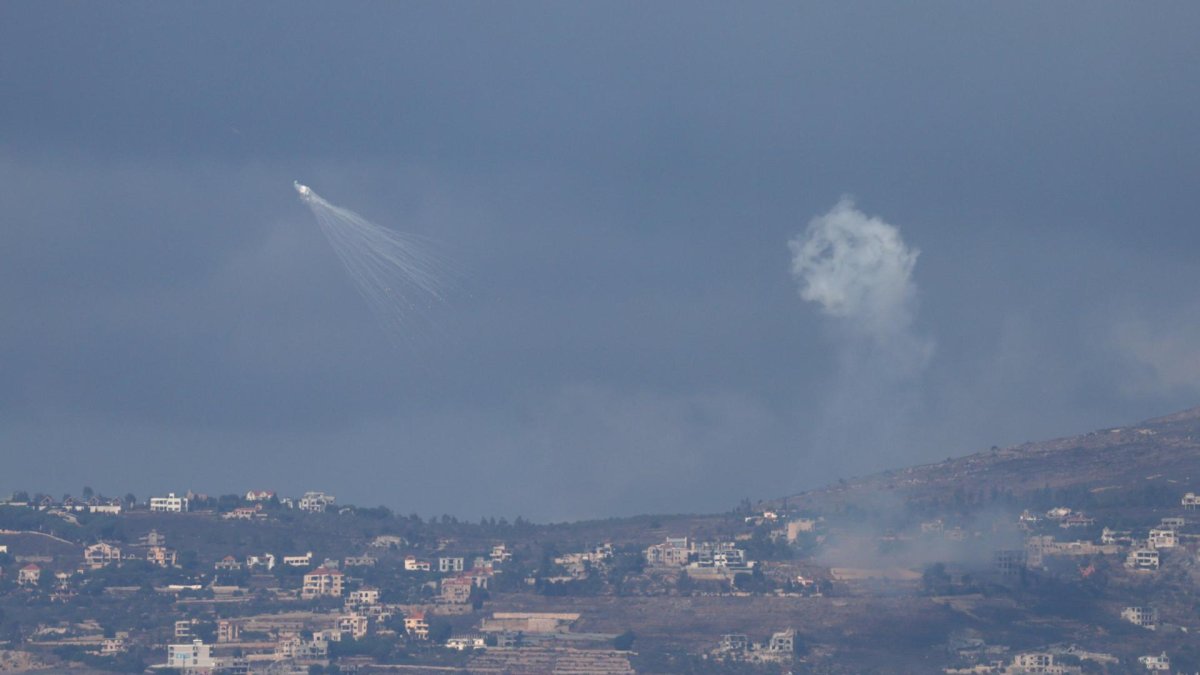 La artillería israelí bombardea la aldea de Odaisseh, en el sur del Líbano, a lo largo de la frontera con Israel, vista desde la Alta Galilea, al norte de Israel.
