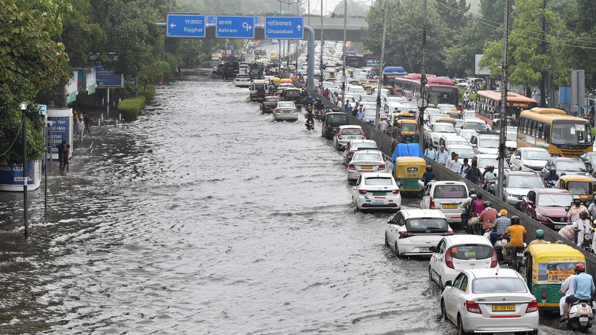 Un atasco en medio de una vía inundada a causa de fuertes precipitaciones