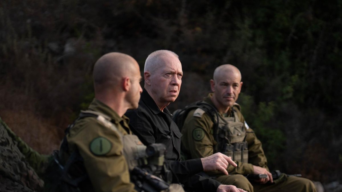 El ministro de Defensa israelí, Yoav Gallant, volvió a sugerió que las tropas israelíes se preparan para una incursión por tierra en Líbano.