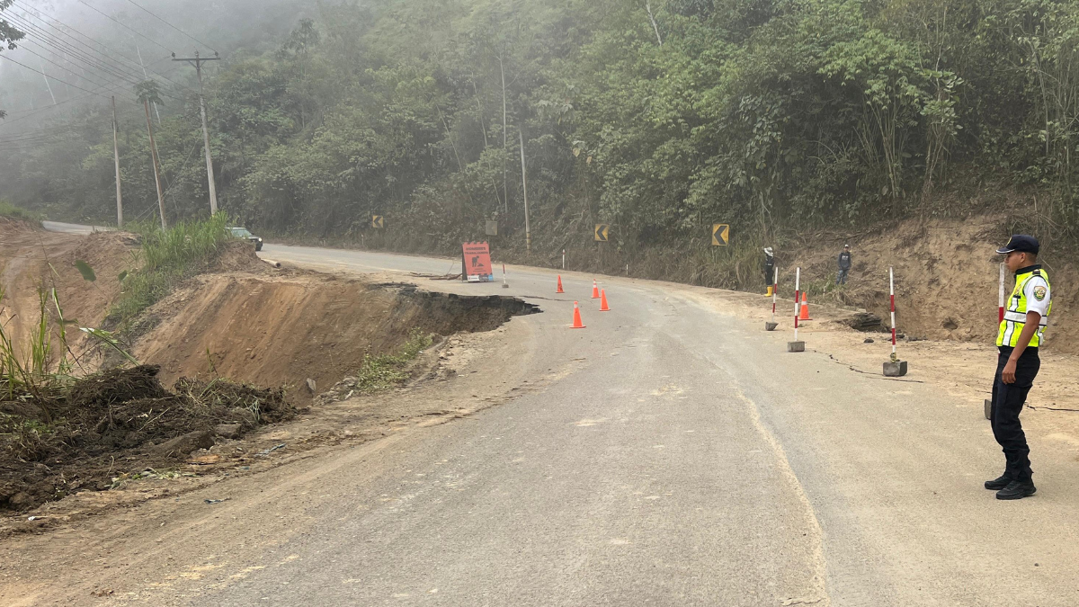 En el kilómetro 114 de la vía Cuenca - Girón - Pasaje se produjo un socavón por el colapso de una alcantarilla.