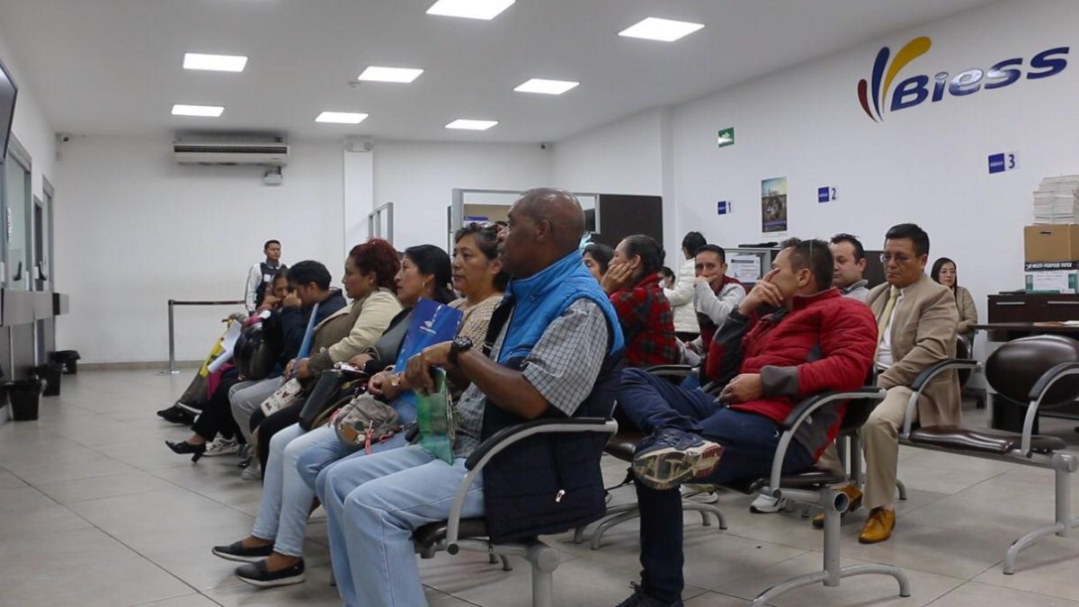 Clientes esperan en una sala del BIESS para atención al cliente.