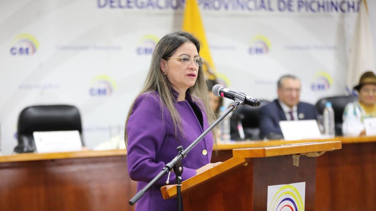 La vocal Elena Nájera habla con las universidades, en busca de que se concrete el debate.