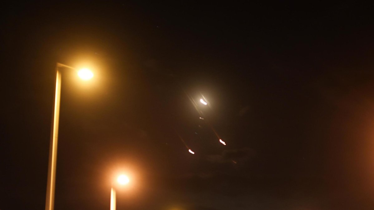 Proyectiles sobrevuelan la Alta Galilea, al norte de Israel, el 1 de octubre de 2024.