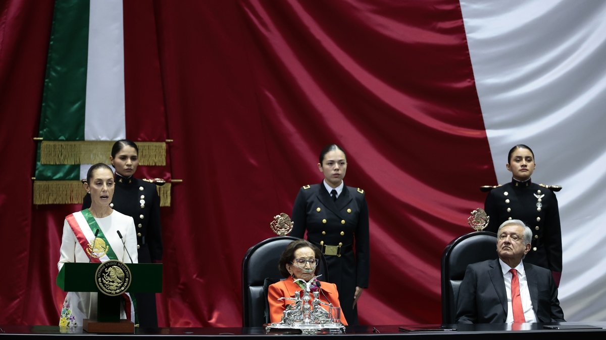 Claudia Sheinbaum y otras autoridades durante la toma protesta en la Cámara de Diputados.