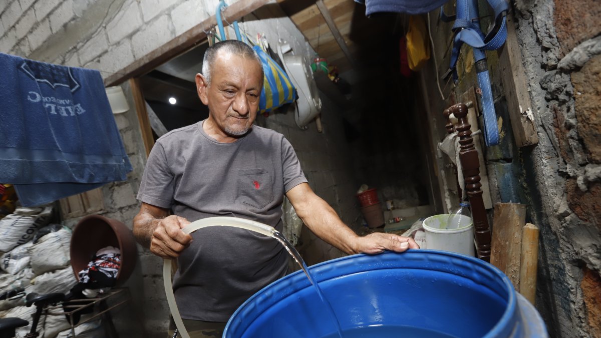 Moradores se abastecen de agua debido a los cortes programados.
