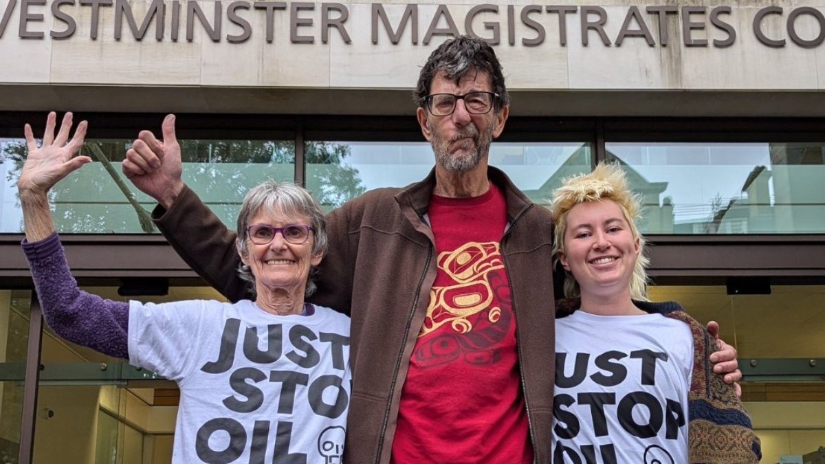 Tres activistas de Just Stop Oil arrojaron sopa sobre dos pinturas de Van Gogh en la exposición 