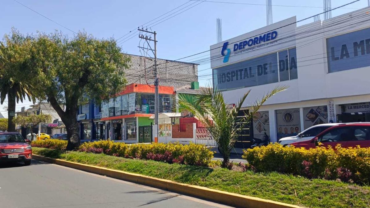 Territorio.  La avenida Unidad Nacional se caracteriza por la presencia de locales de comidas y bebidas.