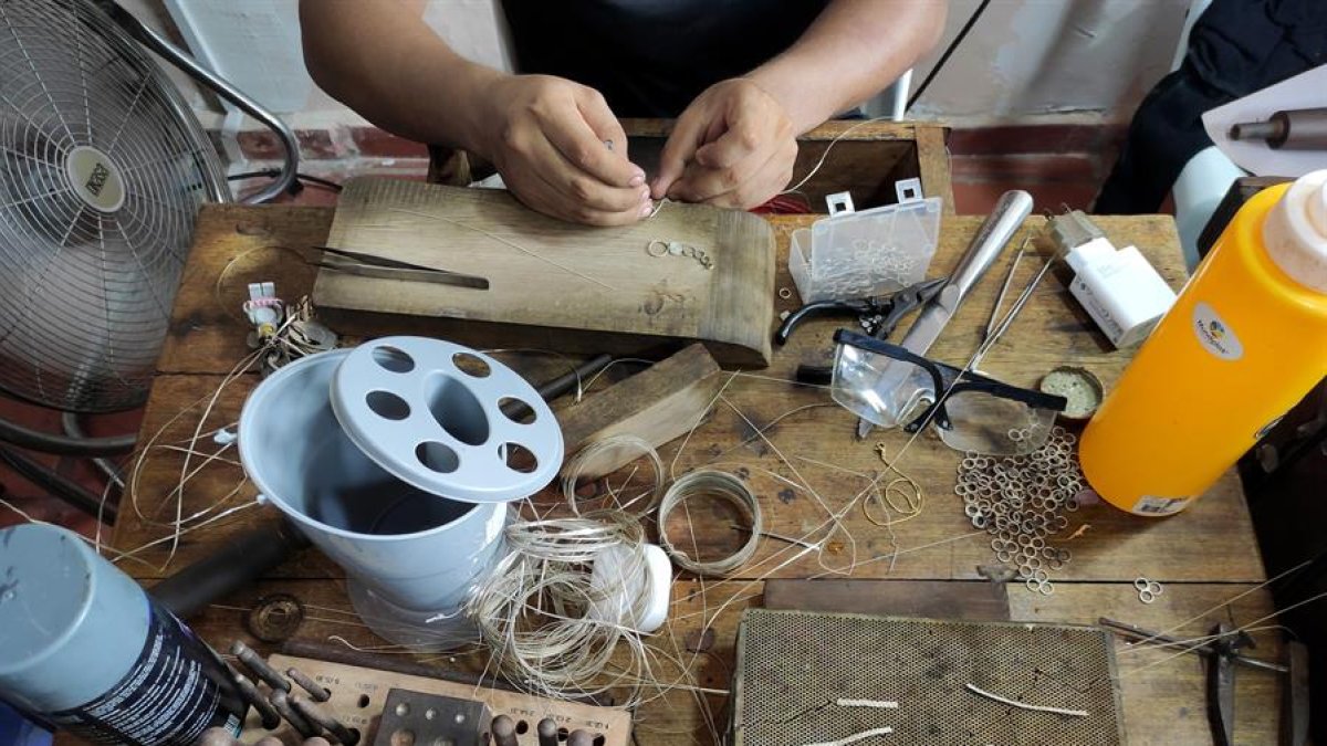 Un alumno de orfebrería de la Institución Educativa Técnica Tomasa Nájera trabajando en un taller de Mompox