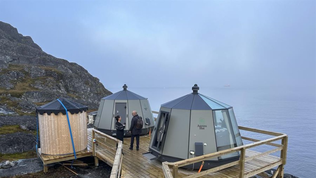 Vista exterior de las cabinas que albergan una habitación para observar la aurora boreal en el hotel Inuk de Nuuk, una apuesta para atraer al turismo a Groenlandia.